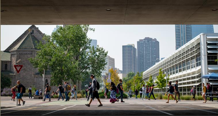 在校园里散步的学生